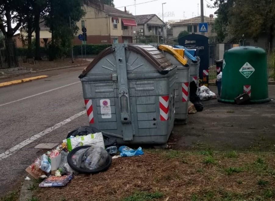 Corlo, sale la protesta «Rifiuti abbandonati dalle auto di passaggio»
