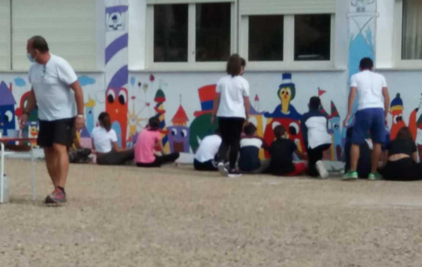 Un murale lungo 22 metri sulla scuola 