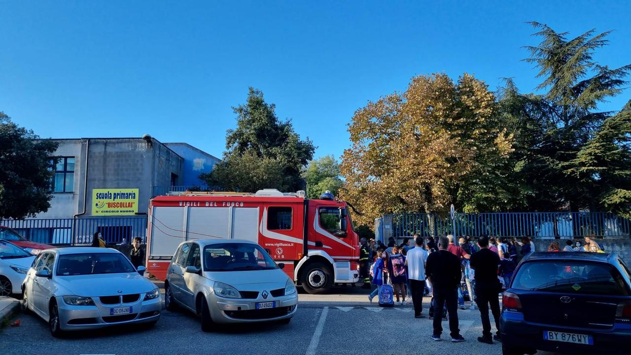 I vigili del fuoco davanti alla scuola di Biscollai (foto Massimo Locci)
