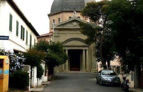 La chiesa di Castiglioncello, lo stabile al centro della convenzione è della parrocchia (Foto di archivio)