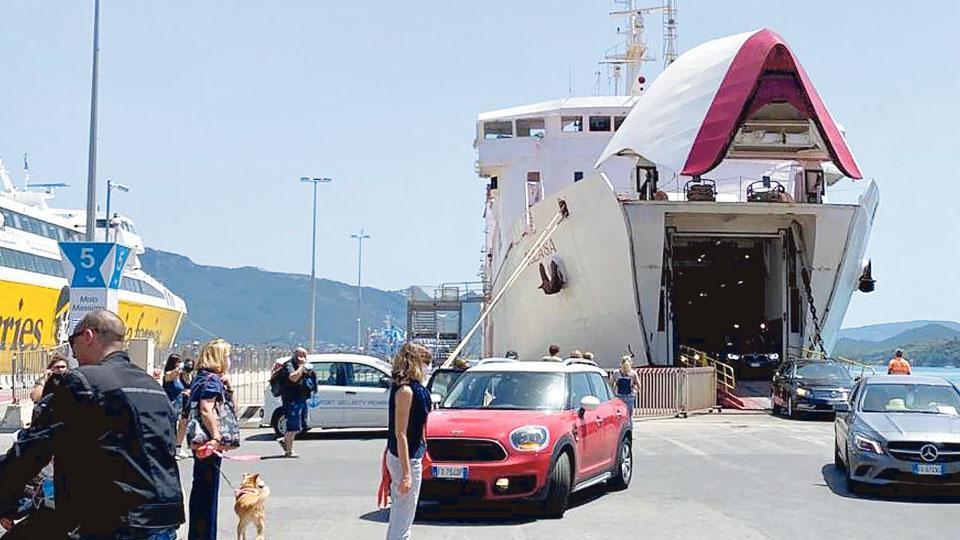 Turisti sbarcano da un traghetto nel porto di Portoferraio  Foto Gio’ di Stefano