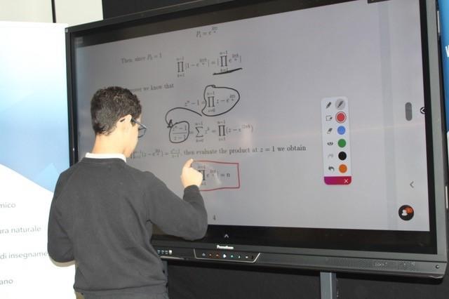 Lorenzo, il ragazzino prodigio di 14 anni, alla lavagna durante una lezione di matematica all'Università di Pisa