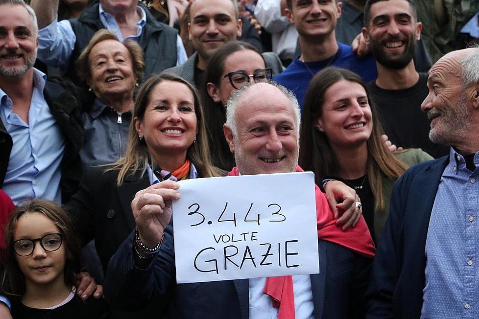 Gianni Lorenzetti festeggia la vittoria