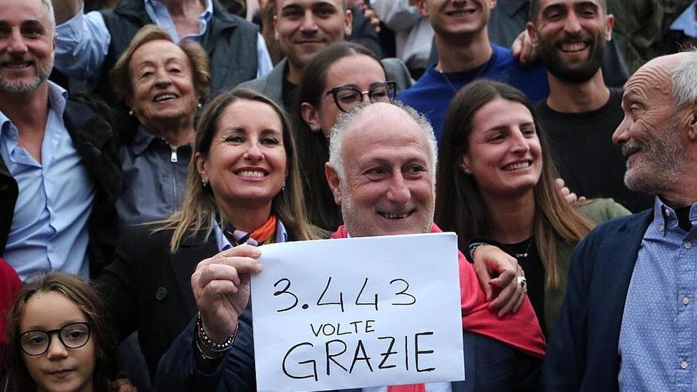 Gianni Lorenzetti festeggia la vittoria