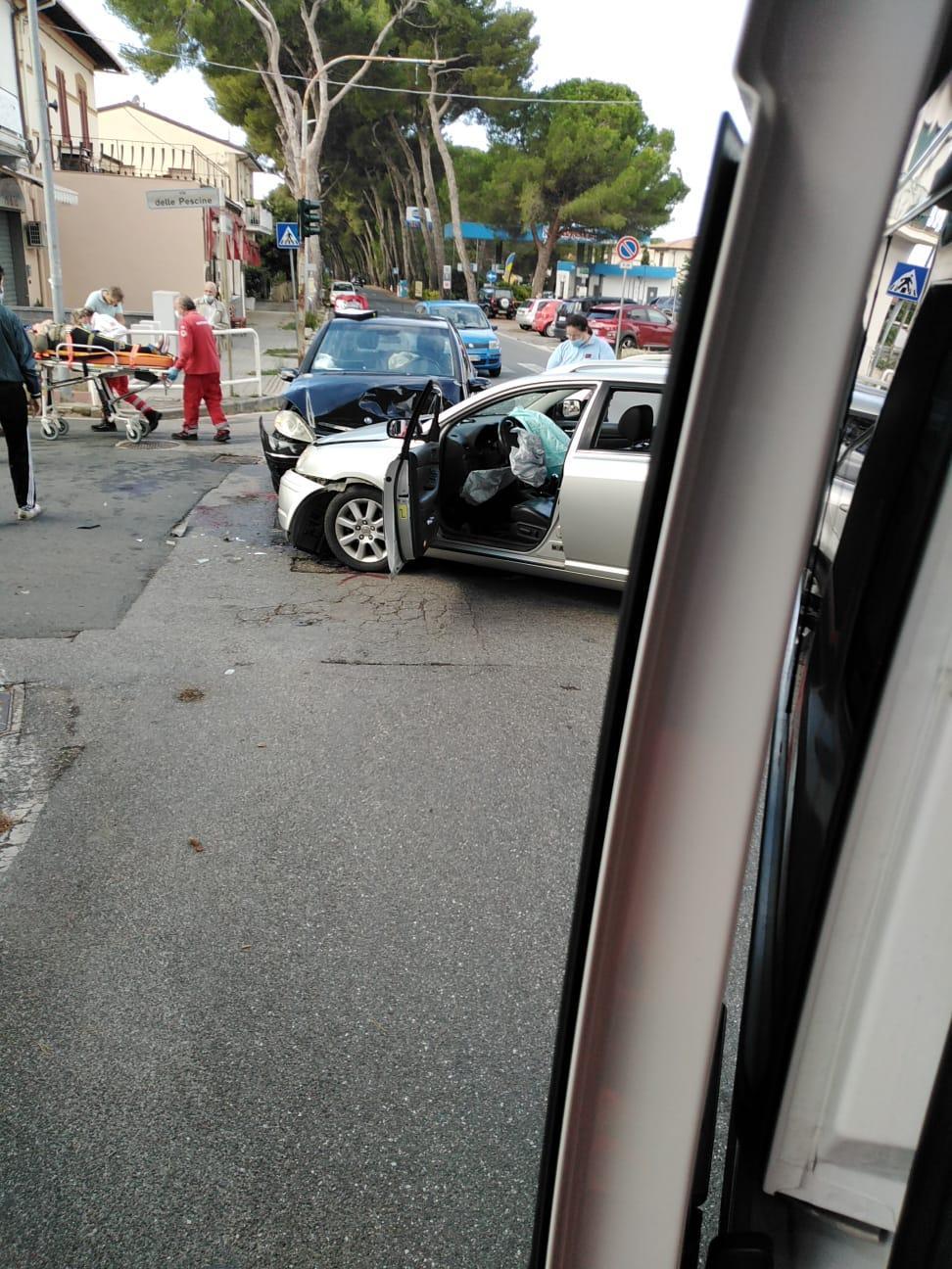 Scontro frontale tra due auto nel centro di Rosignano: tre feriti  