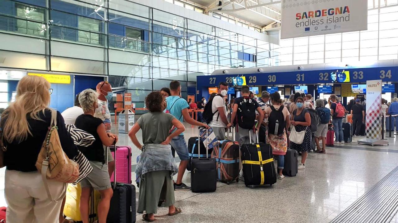 Turisti all'aeroporto Cagliari-Elmas (foto Mario Rosas)