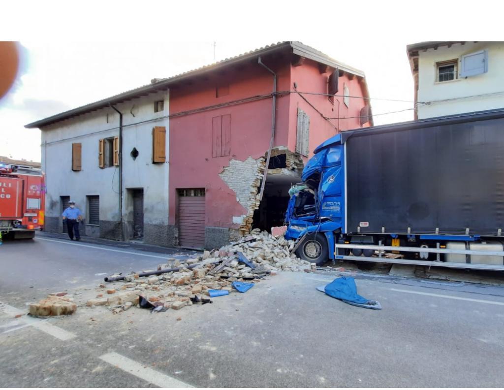 Tragedia a Calerno: camionista si schianta contro una palazzina, morto sul colpo
