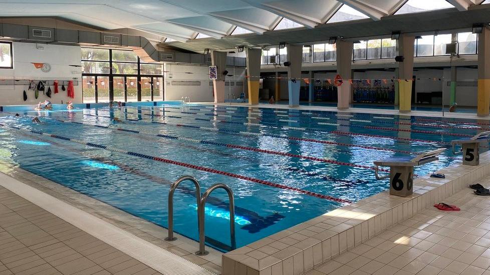 Piscine comunali a Livorno, chiusa la partita del personale: riassorbiti gli addetti ex Officina