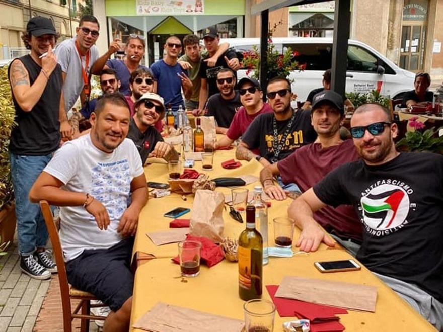 Grigliate, birra, risate: la prima trasferta del Livorno a Castelfiorentino diventa una festa 