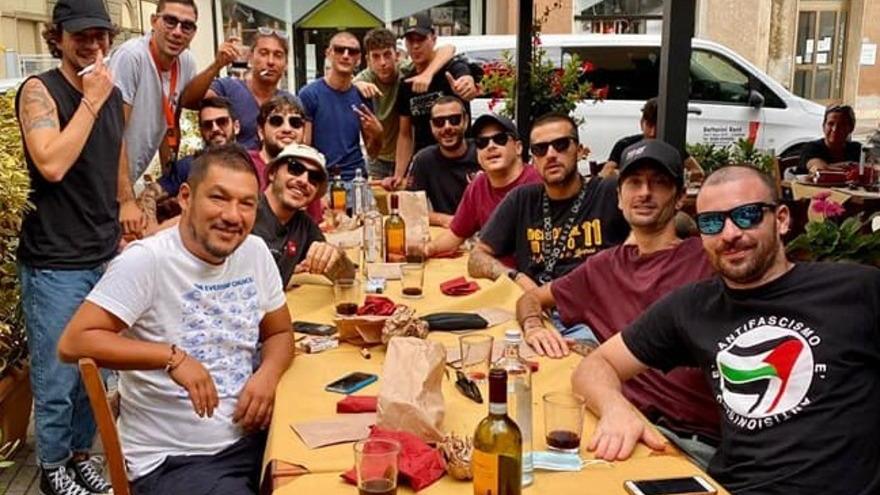 Grigliate, birra, risate: la prima trasferta del Livorno a Castelfiorentino diventa una festa