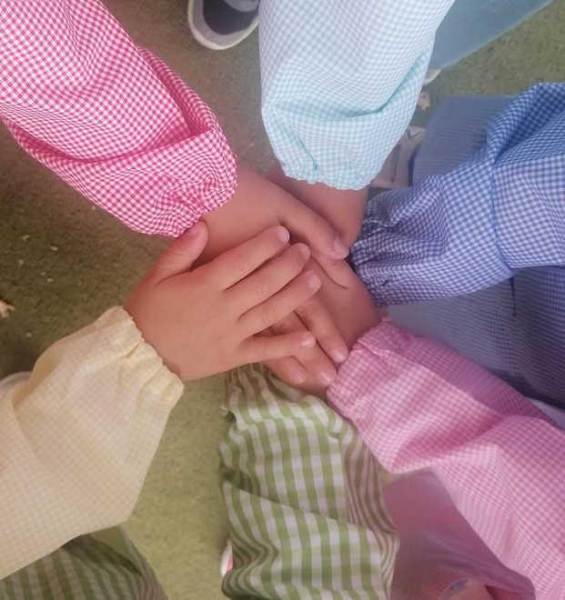 Grembiulini multicolor alla scuola materna di Perignano