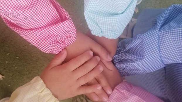 Grembiulini multicolor alla scuola materna di Perignano