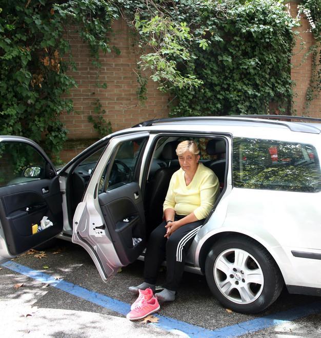 Resta senza lavoro ed è costretta a vivere dentro un’auto e nei parchi cittadini 