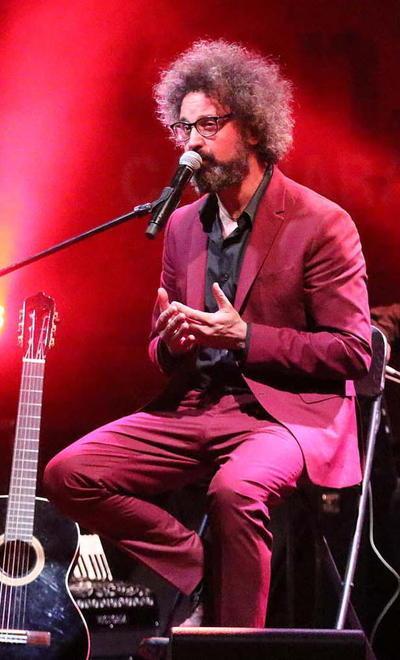 La “Cantata d’autore” di Simone Cristicchi arriva a Modena: «Nel mio spettacolo la voce degli ultimi» 
