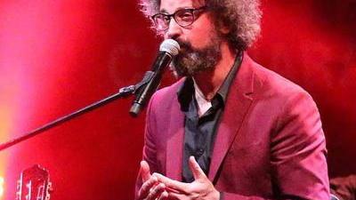 La “Cantata d’autore” di Simone Cristicchi arriva a Modena: «Nel mio spettacolo la voce degli ultimi»