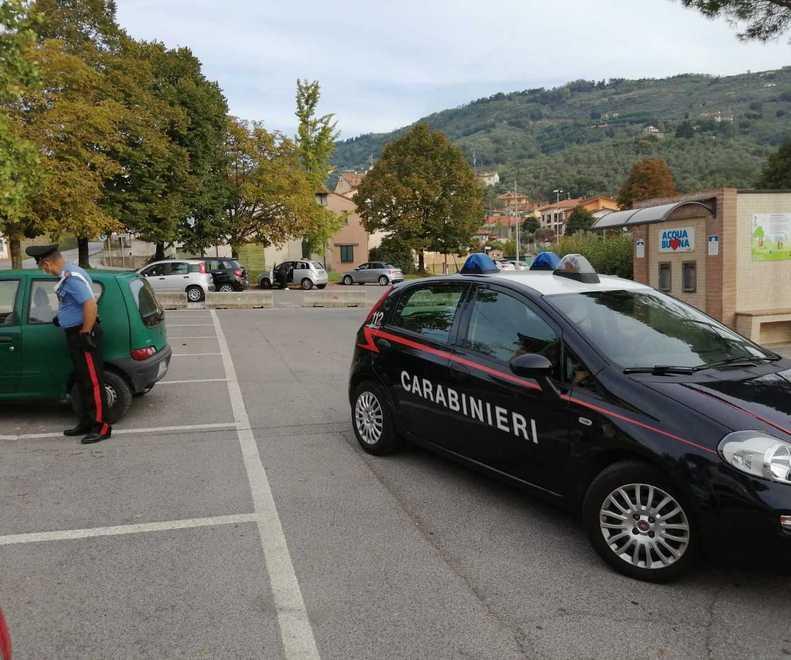 Rubava nelle auto in sosta ai “fontanelli” Arrestata una donna 