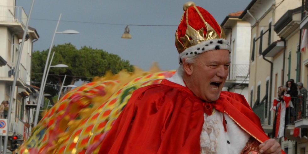 Re Carnevale cerca il mantello