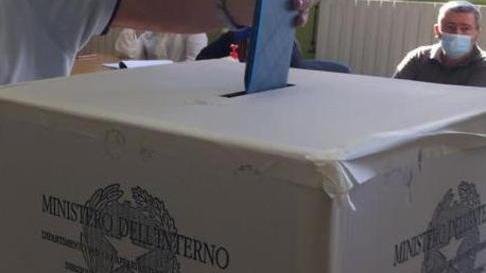 Le squilla il telefono dentro al seggio Viene allontanata