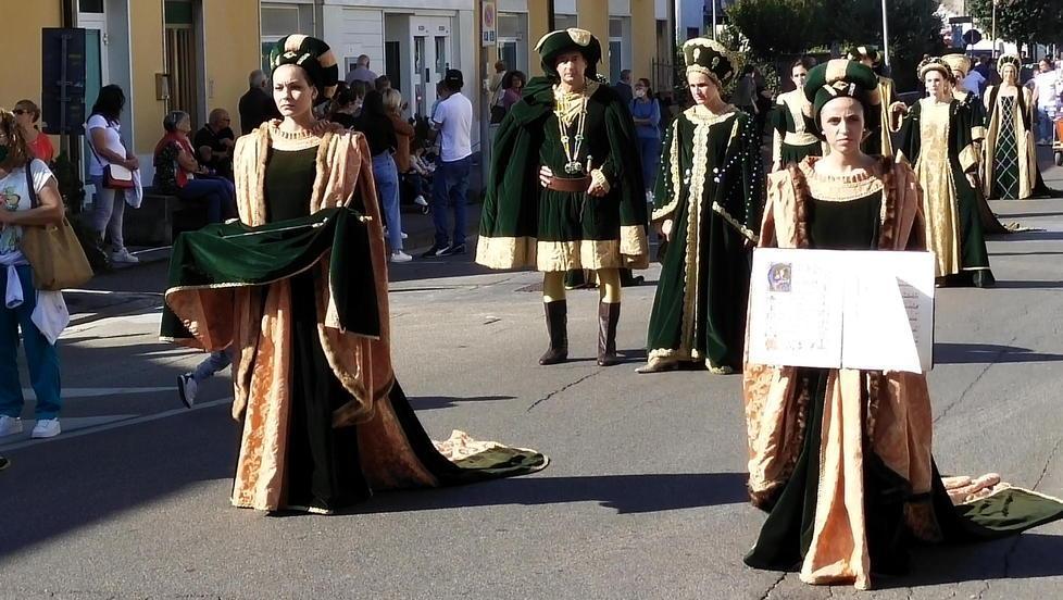 Tamburi e gigantografie per un viaggio nel tempo tra i barcaioli-eroi dei quattro popoli