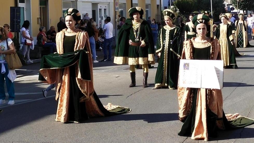 Tamburi e gigantografie per un viaggio nel tempo tra i barcaioli-eroi dei quattro popoli