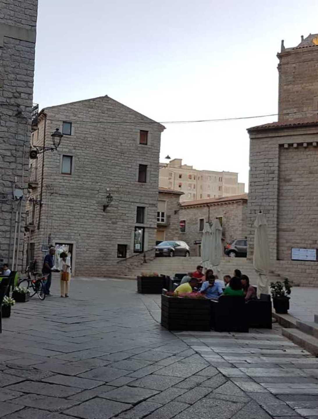 Risse e schiamazzi nel cuore di Tempio monta la protesta
