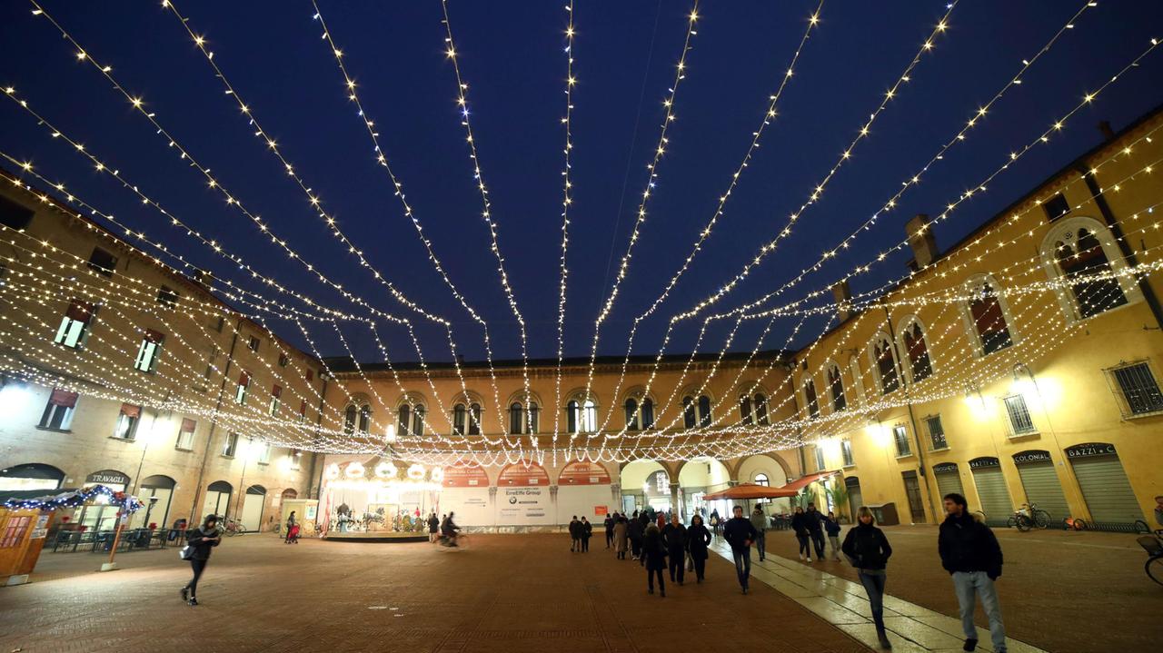 Ferrara, luminarie di Natale paga solo il Comune. Tempi ridotti per l’affidamento