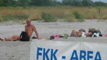 Lido Volano, famiglie a passeggio al mare: «Ma ci sono gruppi di nudisti»