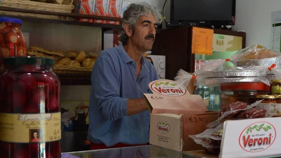 L'ex sindaco di Castellina, Manolo Panicucci, nella sua salumeria "Pane e salame" di Rosignano