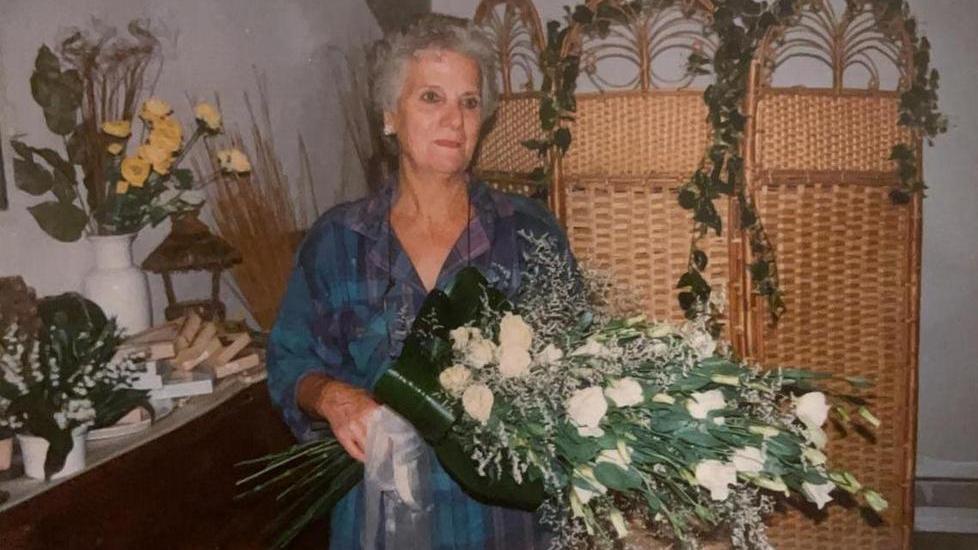 Addio a Rosa Ferretti, la fioraia trovata morta nel letto dal figlio
