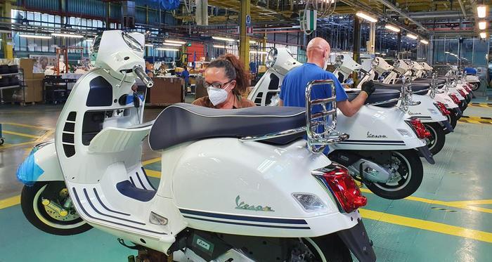 Una linea di montaggio della Vespa all'interno dello stabilimento Piaggio di Pontedera