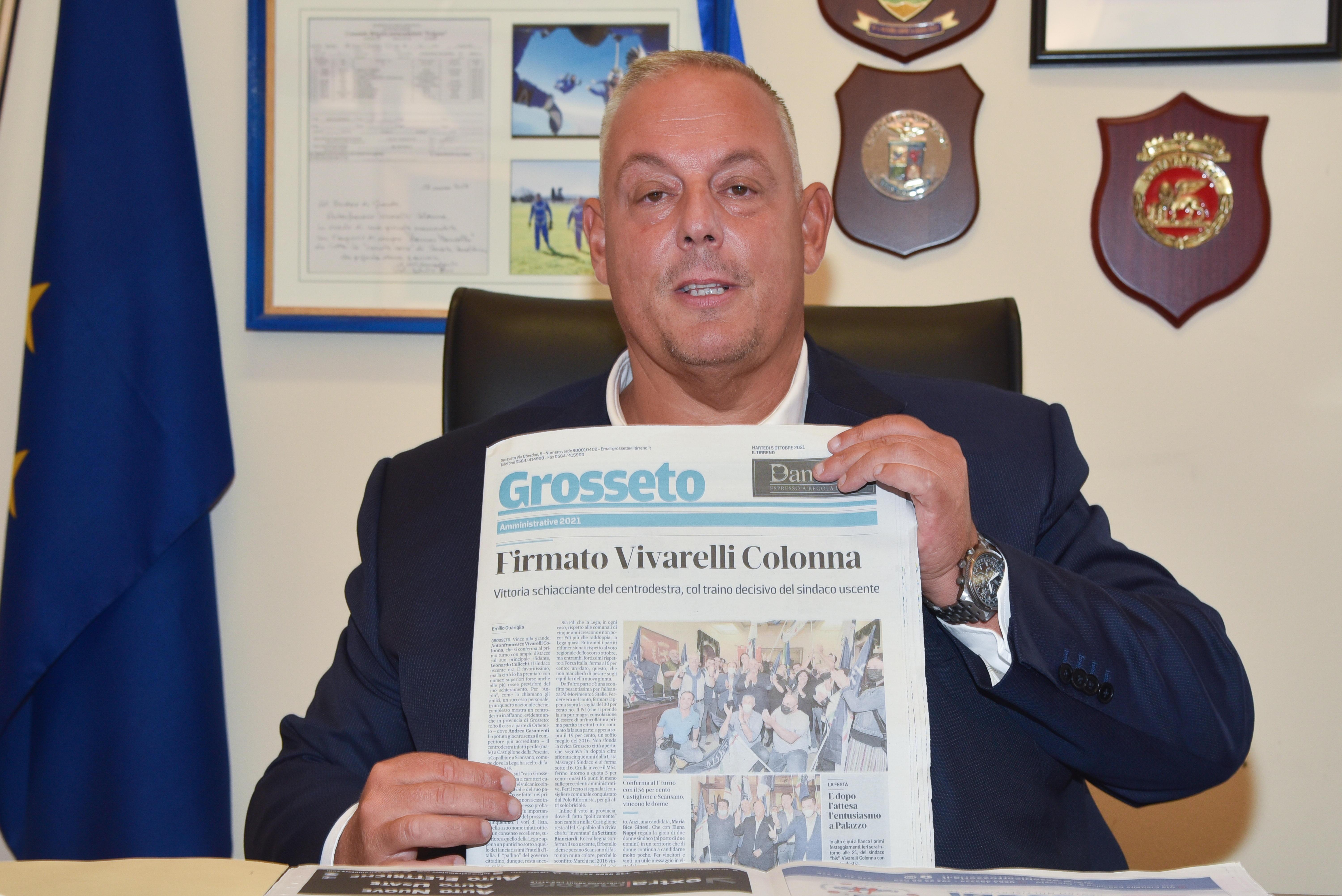Antonfrancesco Vivarelli Colonna nel suo ufficio a Palazzo Comunale (BF)