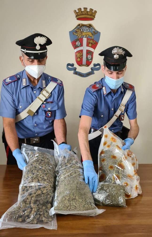 Stocca chili di droga in un garage in disuso, denunciato un ventenne