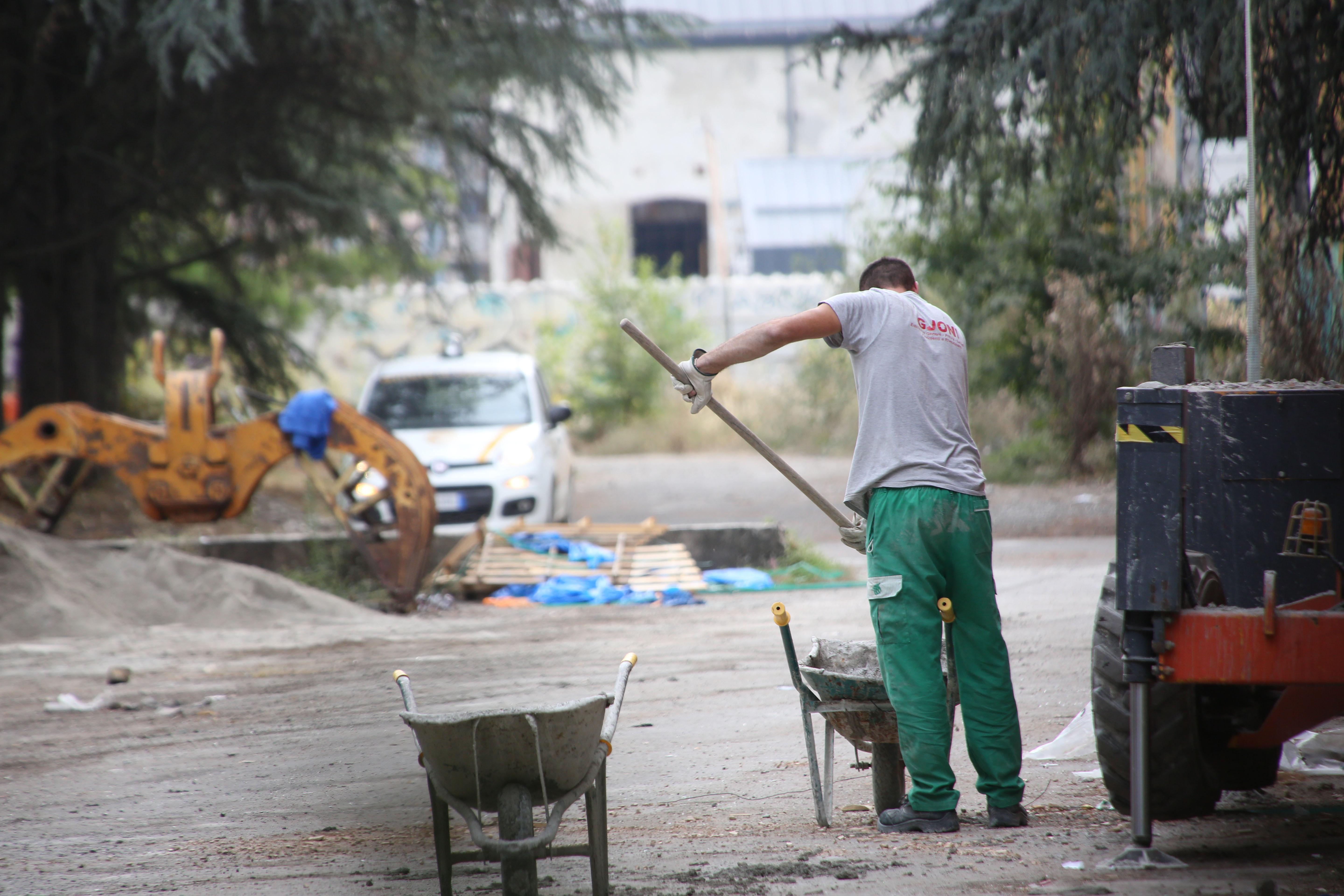 Un muratore al lavoro (foto d'archivio)