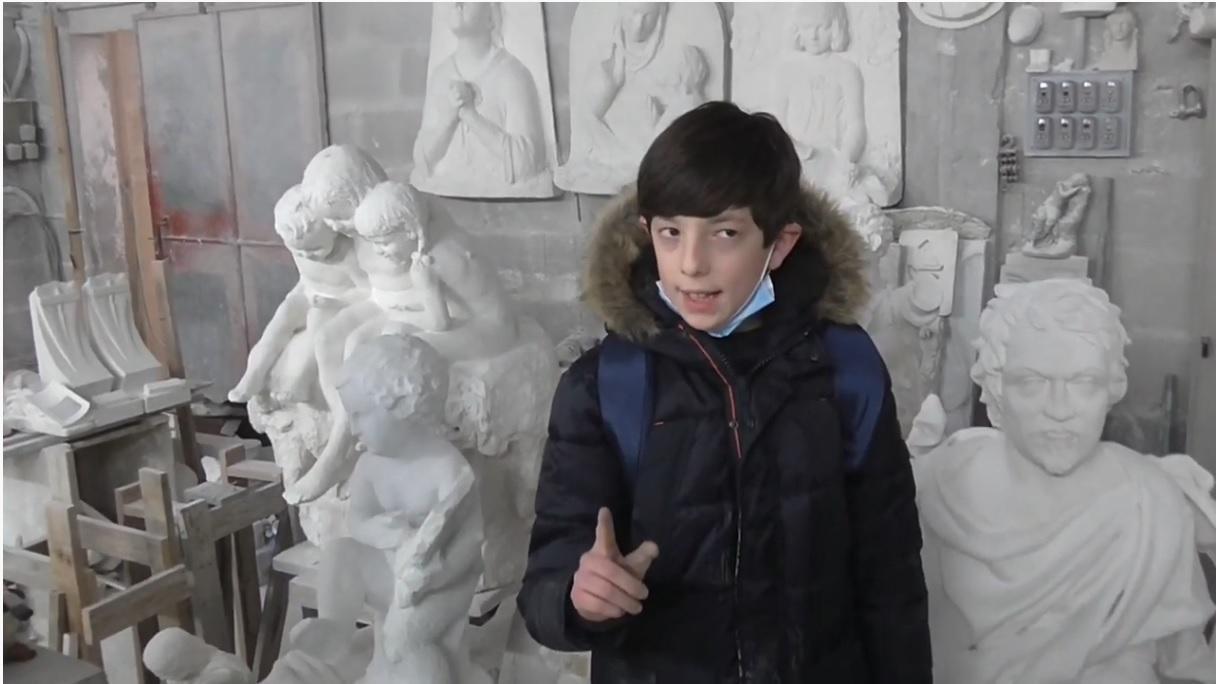 Alfredo Giannelli, lo yotuber "Alfry" in un laboratorio di marmo mentre spiega come una una statua