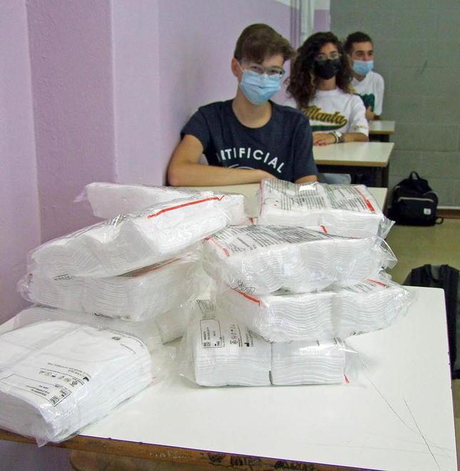 Uno stock di mascherine al liceo (foto Paolo Barlettani)