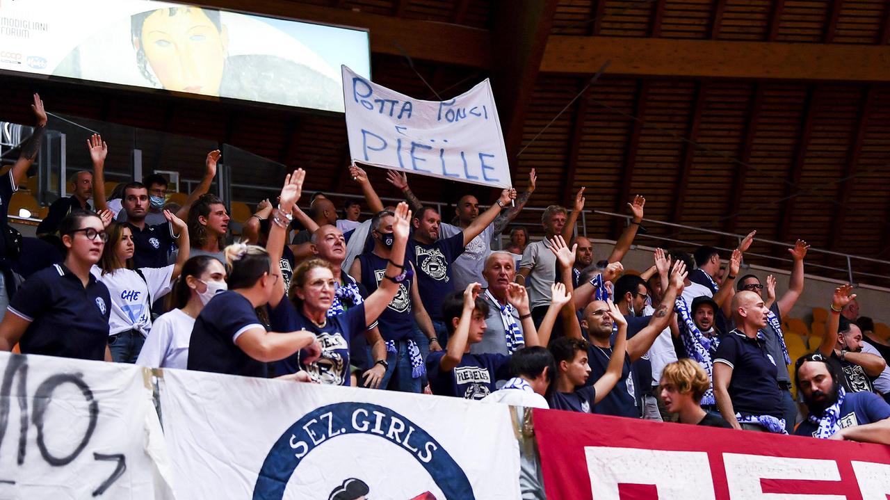 Gli ultras della Pielle domenica sera al Modigliani Forum