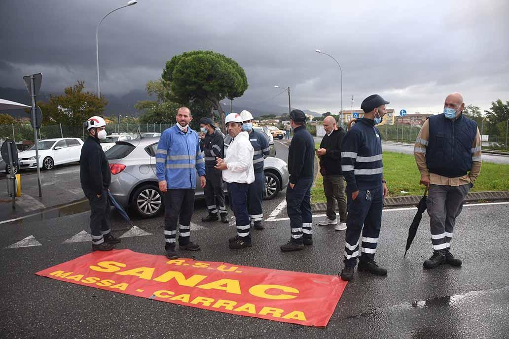 Il blocco dei lavoratori Sanac (foto Cuffaro)