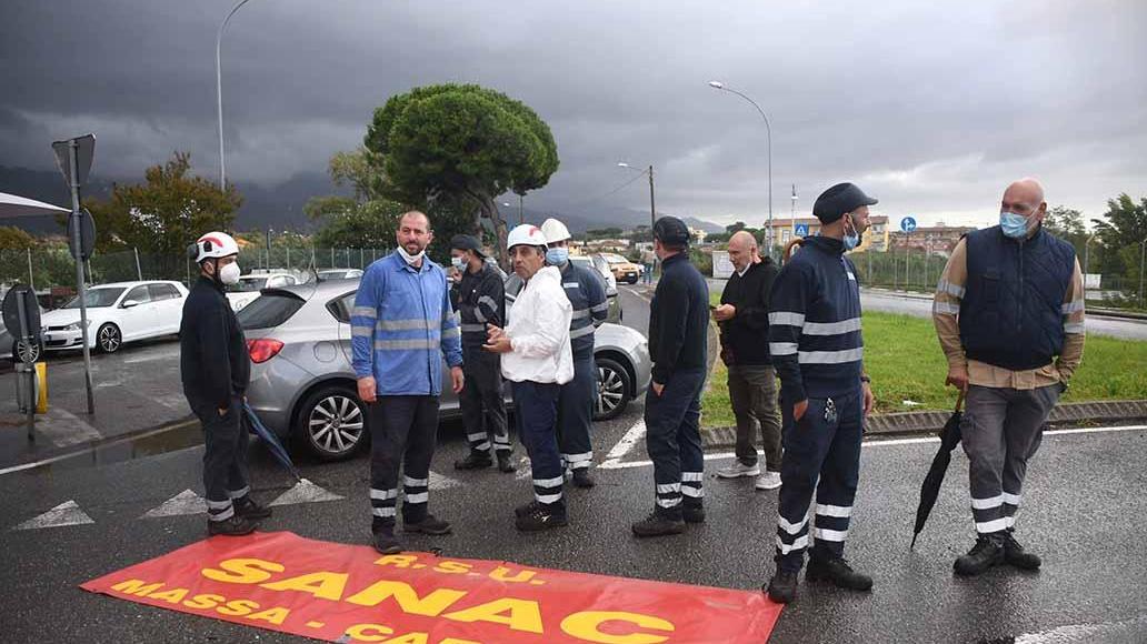 Il blocco dei lavoratori Sanac (foto Cuffaro)