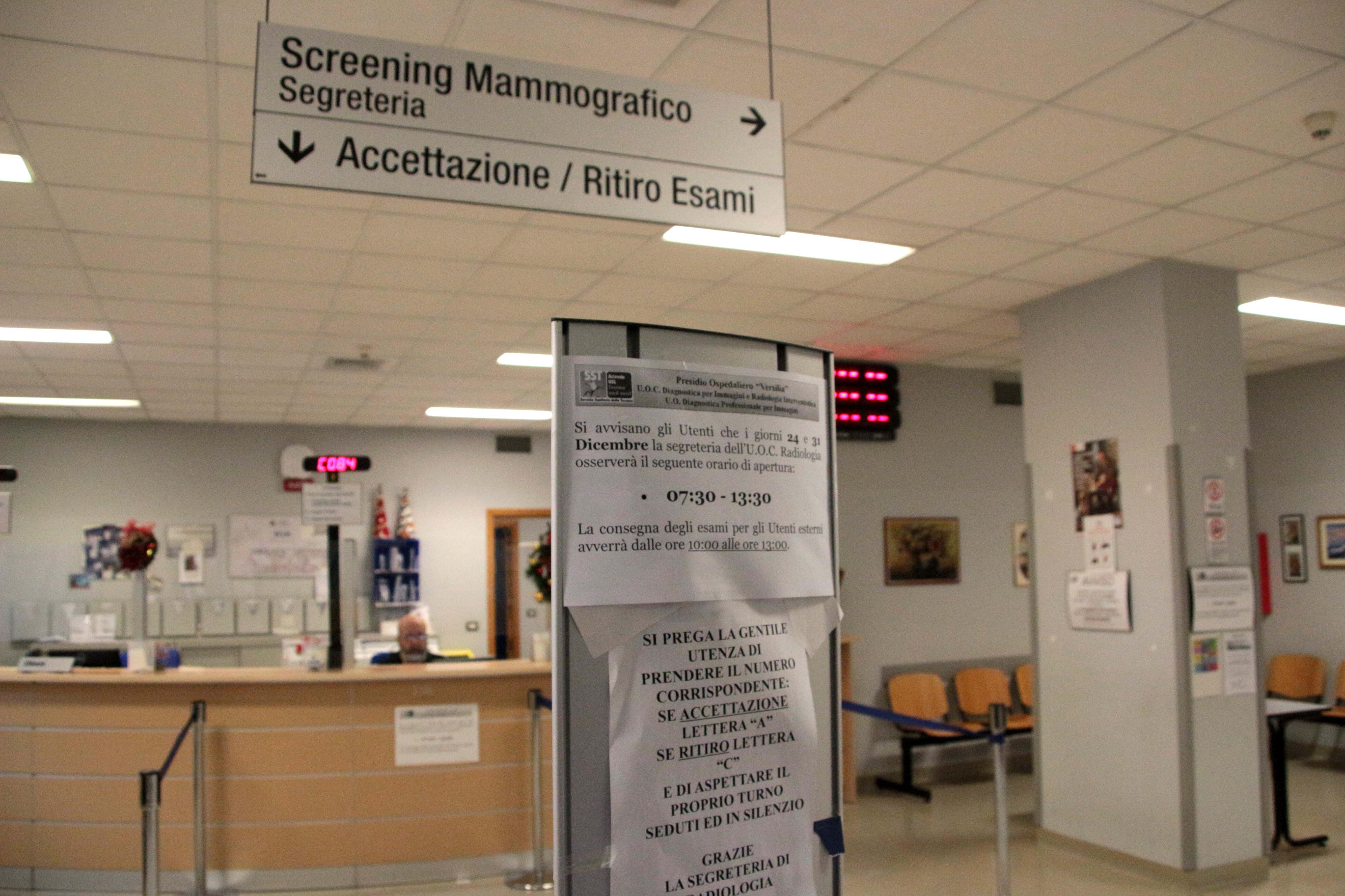L'ingresso della radiologia dell'ospedale Versilia