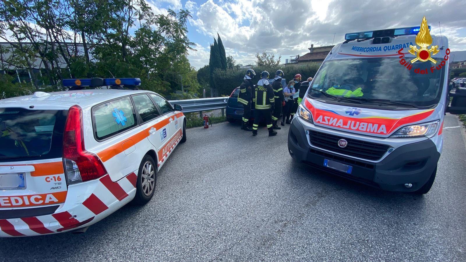 Incidente ad Agliana tra un'auto e un camion, ferito un 22enne