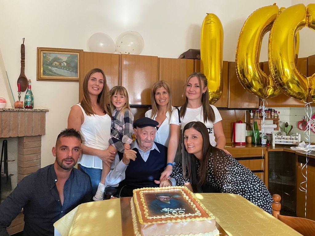 Efisio Boi neo centenario di Dolianova: super festa in famiglia