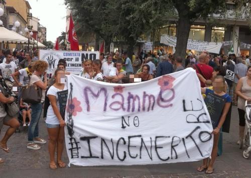 Una manifestazione a Follonica nel 2016 contro l'inceneritore della piana di Scarlino (foto Giorgio)