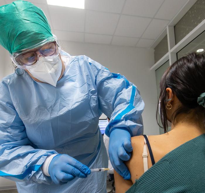 Operatori ospedalieri infettati in attesa della terza dose: «Ci avevano garantito il richiamo a settembre»