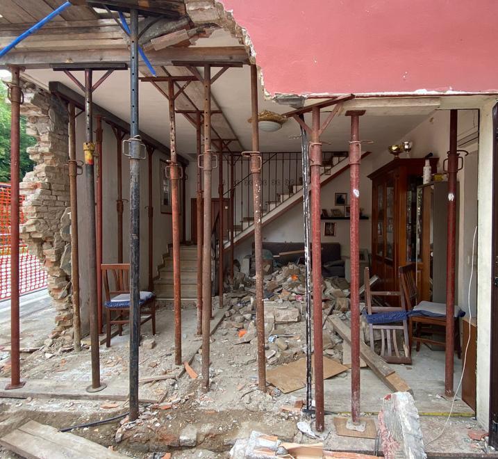 Mortale di Calerno, i residenti della casa distrutta dal tir: «Mia mamma viva per miracolo, papà l’ha salvata da lassù» 