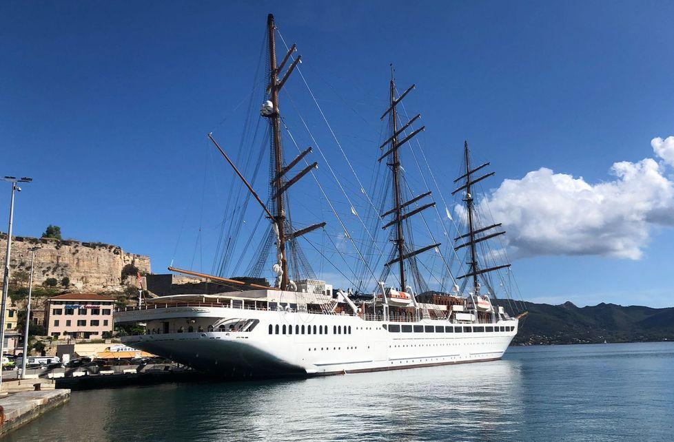 Il trialbero da sogno attraccato sul porto