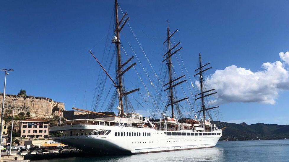 Il trialbero da sogno attraccato sul porto