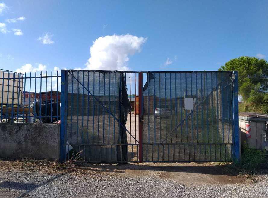 I ladri rubano gli attrezzi da un container e tentano di rubare un’auto, ma è a secco 