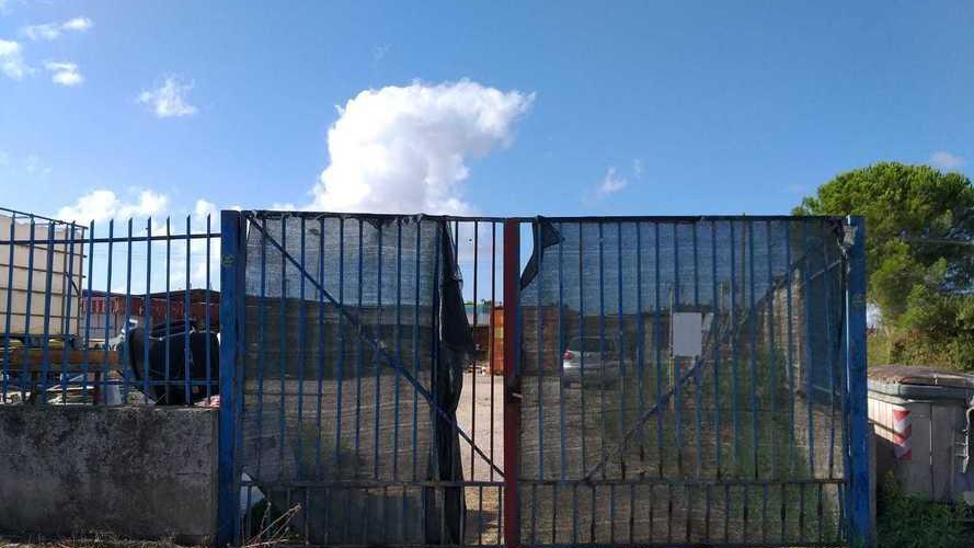 I ladri rubano gli attrezzi da un container e tentano di rubare un’auto, ma è a secco