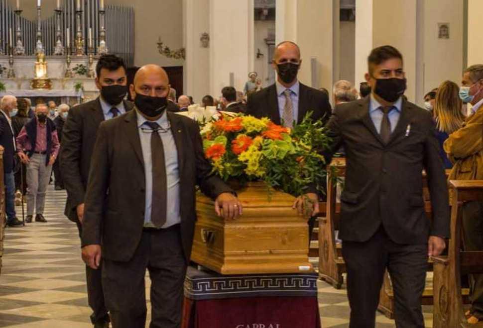 Mille persone alla chiesa del Soccorso per l’ultimo saluto a Mario Miccoli 