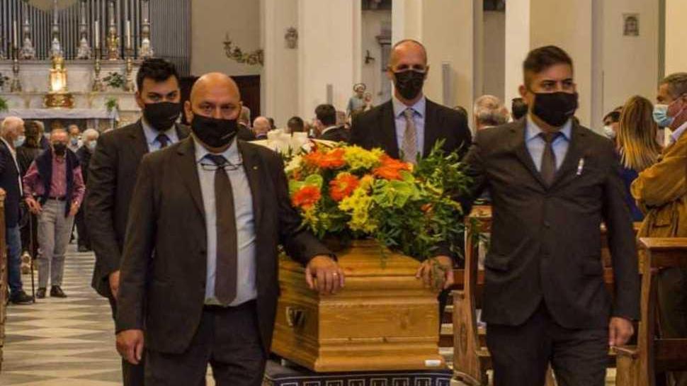 Mille persone alla chiesa del Soccorso per l’ultimo saluto a Mario Miccoli
